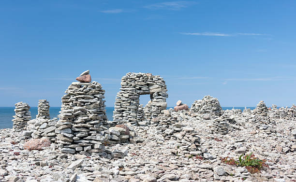 pietra sempre a portata di mano gli oggetti di saaremaa, estonia - stowed foto e immagini stock