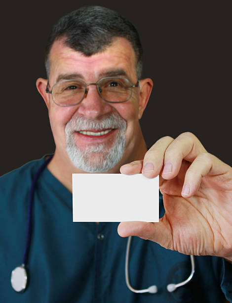 médico leva em branco cartão de negócios - glasses holding business card imagens e fotografias de stock