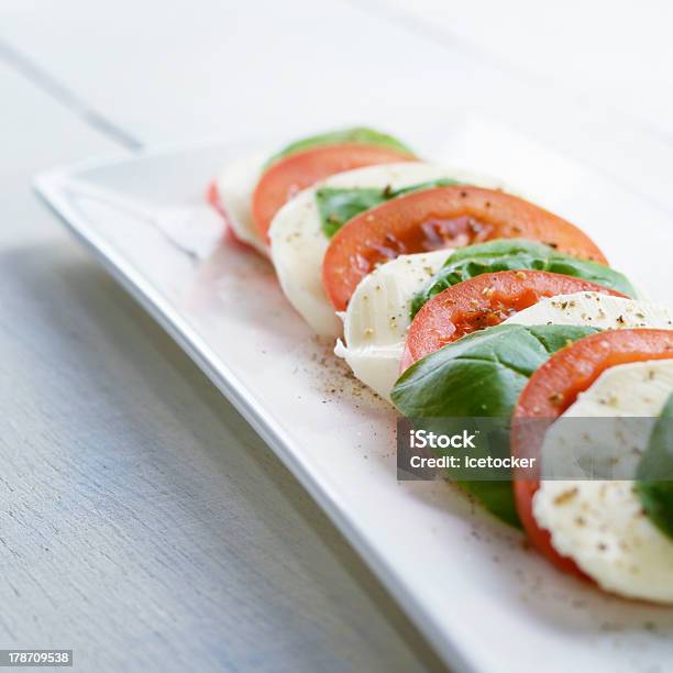 Clássico Com Caprese Mozarela - Fotografias de stock e mais imagens de Alimentação Saudável - Alimentação Saudável, Azeite, Branco