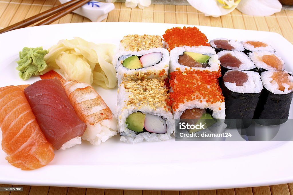 Delicioso sushi, wasabi e palitinhos - Foto de stock de Almoço royalty-free