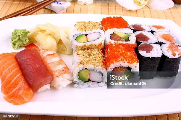 Foto de Delicioso Sushi Wasabi E Palitinhos e mais fotos de stock de Almoço - Almoço, Arroz - Alimento básico, Atum - Peixe
