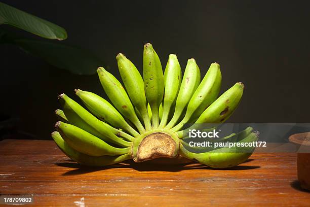 Banana Coroa Do - Fotografias de stock e mais imagens de Alimentação Saudável - Alimentação Saudável, Amarelo, Ao Ar Livre