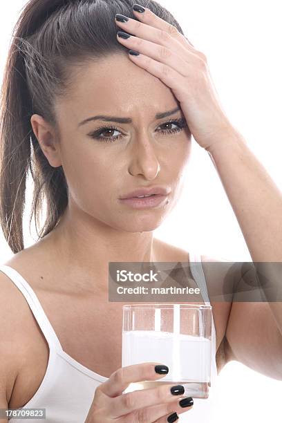 Jovem Mulher Tendo Dor De Cabeça Comprimidos Solúveis - Fotografias de stock e mais imagens de Adulto