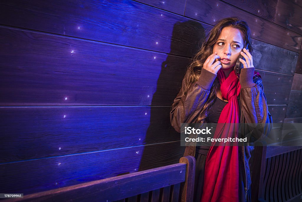Испуганный молодая женщина в темных дорожка, с помощью мобильного телефона - Стоковые фото Help - английское слово роялти-фри