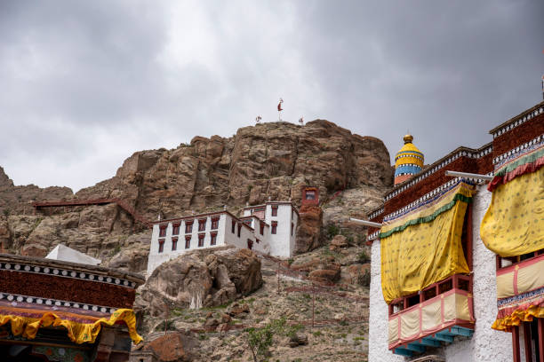 o monastério de hemis é um mosteiro budista do himalaia (gompa) da linhagem drukpa, em hemis, ladakh, índia - tibet monk architecture india - fotografias e filmes do acervo