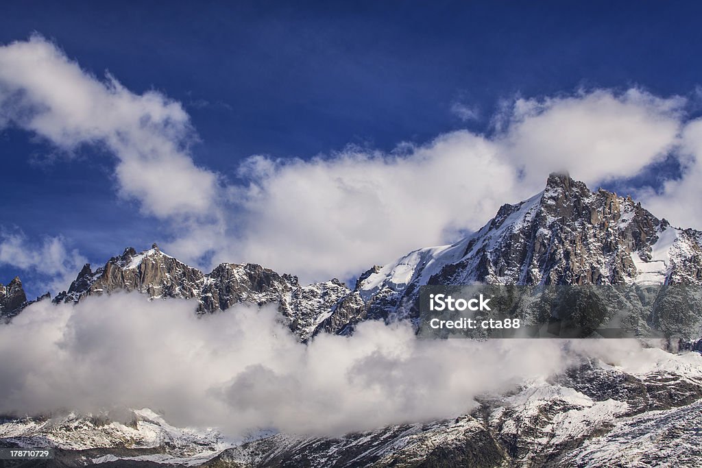 Bellissimo scenario montano delle Alpi - Foto stock royalty-free di Alpi