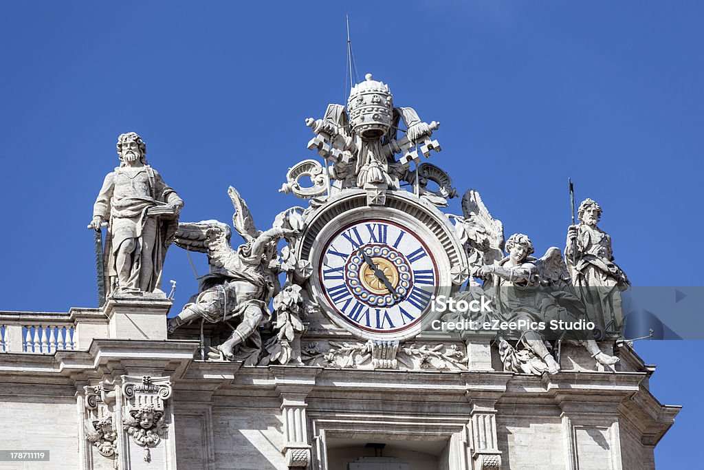 クロックの上部に St Peter's Basilica - サンピエトロ寺院のロイヤリティフリーストックフォト