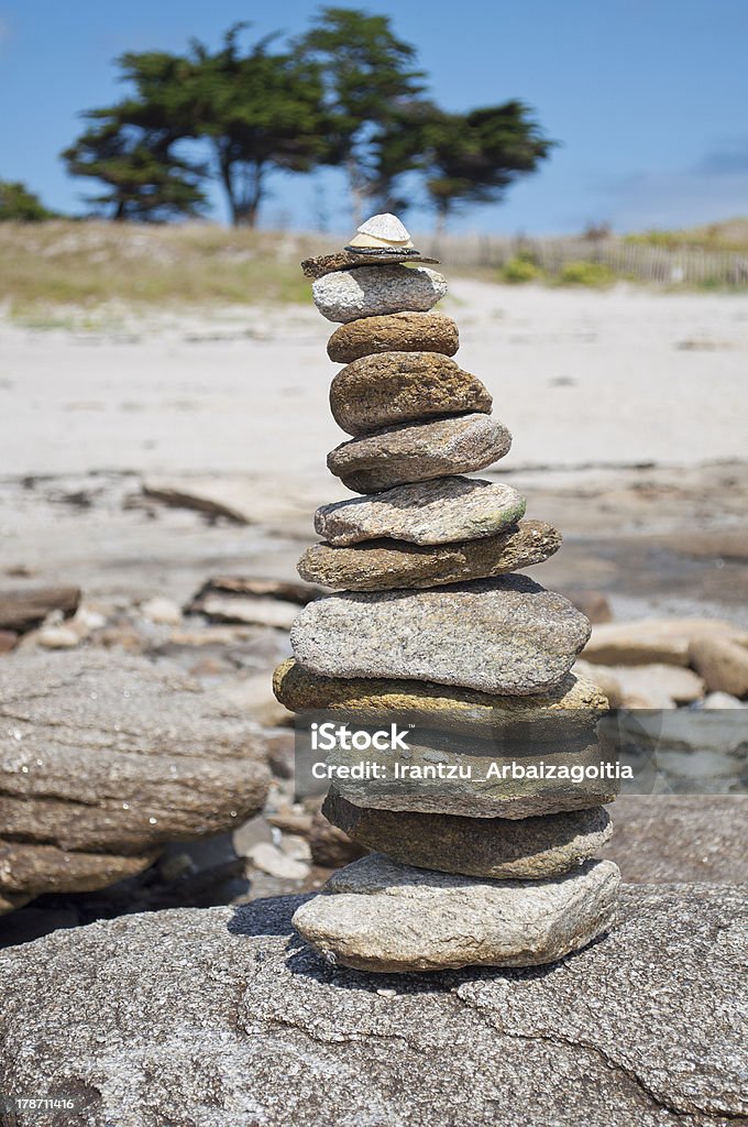 tower hecho de Guijarros, apilado en la playa - Foto de stock de Adoquinado libre de derechos