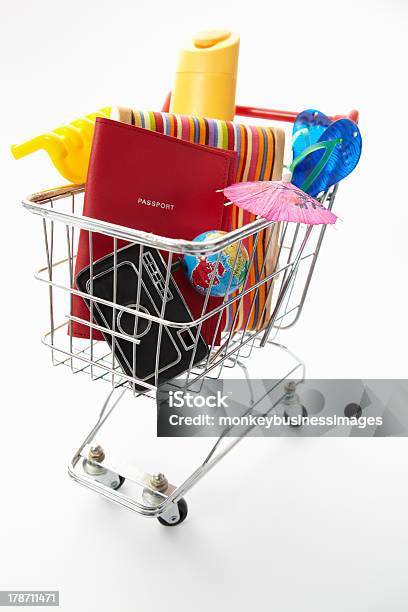 Carrito Completo De Artículos Para Vacaciones Foto de stock y más banco de imágenes de Chancleta - Chancleta, Comprar, Conceptos