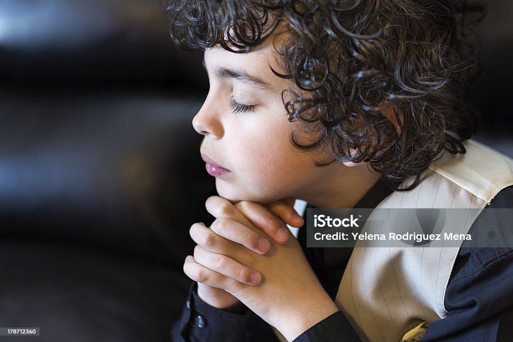 Joven Latina Boy rezar - Foto de stock de Alabar - Religión libre de derechos