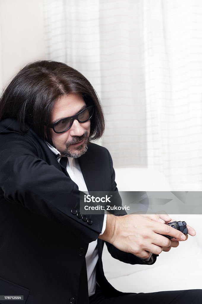 Hombre jugando videojuegos - Foto de stock de 40-49 años libre de derechos