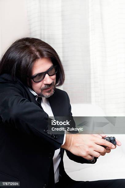 Hombre Jugando Videojuegos Foto de stock y más banco de imágenes de 40-49 años - 40-49 años, Adulto, Adulto maduro