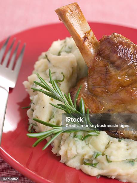 Lenta Coxa De Carneiro Assado Primavera Com Champ - Fotografias de stock e mais imagens de Cordeiro - Carne - Cordeiro - Carne, Coxa - Corte de Carne, Puré de batata