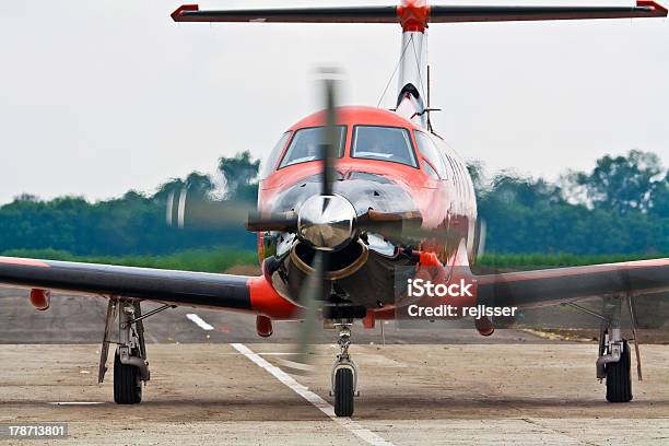 Flugzeuge Nahegelegenen Berge Pilatus Pc 1247e Stockfoto und mehr Bilder von Flugzeug - Flugzeug, Flugfeld, Flughafen