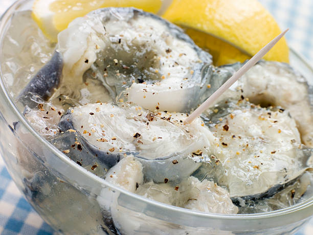 tazón de jellied eels - saltwater eel fotografías e imágenes de stock