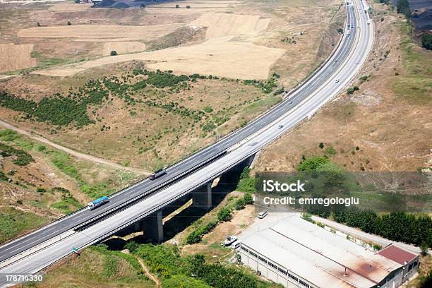 Foto de Vista Aérea De Uma Ponte De Autoestrada e mais fotos de stock de Acima - Acima, Armazém, Armazém de distribuição