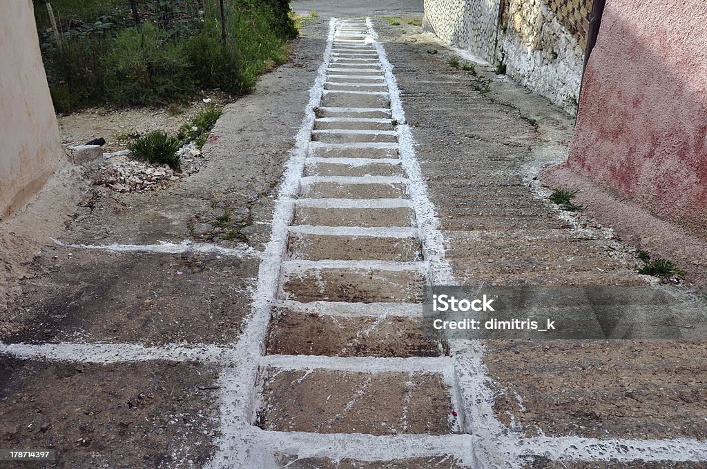 Inclinato alley bianco verniciato passaggi - Foto stock royalty-free di Ambientazione esterna