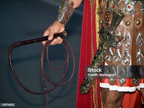 By Swordand 거품기를 율리우스 카이사르 - 왕족에 대한 스톡 사진 및 기타 이미지 - 율리우스 카이사르 - 왕족, 채찍, 로마 양식