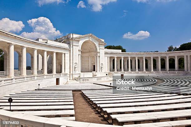 Foto de Memorial Amphitheater No Cemitério Nacional De Arlington e mais fotos de stock de Arlington - Virgínia