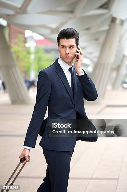 Foto de Empresário No Telefone E Viajando Com Bagagem e mais fotos de stock de Homens - Homens, Jovem Adulto, Roupa formal