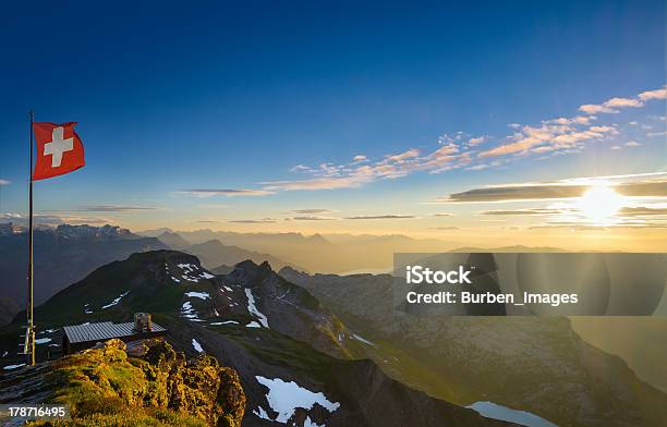 Alpes Suíços Ao Pôr Do Sol - Fotografias de stock e mais imagens de Bandeira - Bandeira, Montanha, Alpes Europeus
