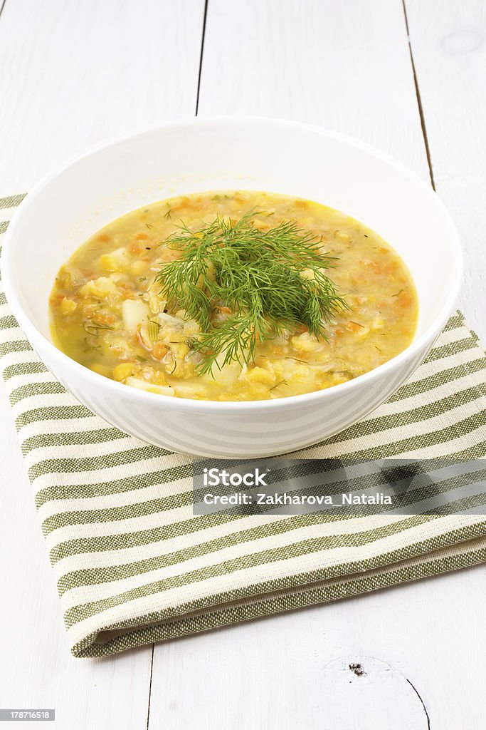 Jaune Soupe de petits pois dans le bol sur fond en bois blanc - Photo de Aliment libre de droits