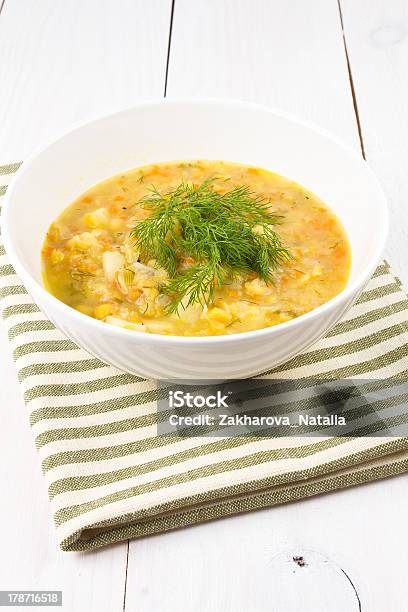 Photo libre de droit de Jaune Soupe De Petits Pois Dans Le Bol Sur Fond En Bois Blanc banque d'images et plus d'images libres de droit de Aliment