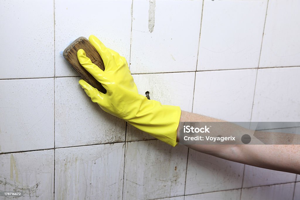 Reinigung der schmutzige alte Fliesen im Badezimmer - Lizenzfrei Abbürsten Stock-Foto
