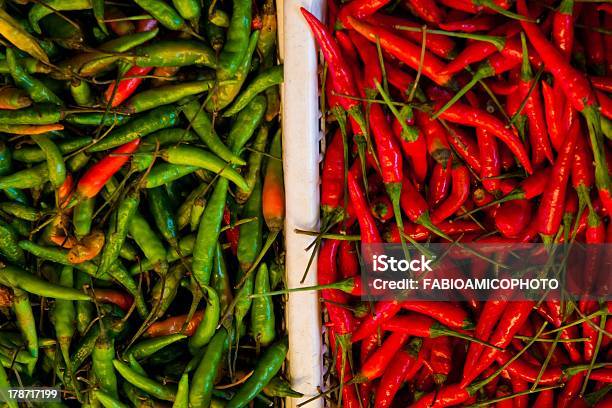 Bandera Italiana Con Grenn Y Rojo De Pimienta Foto de stock y más banco de imágenes de Bandera Italiana - Bandera Italiana, Blanco - Color, Calor