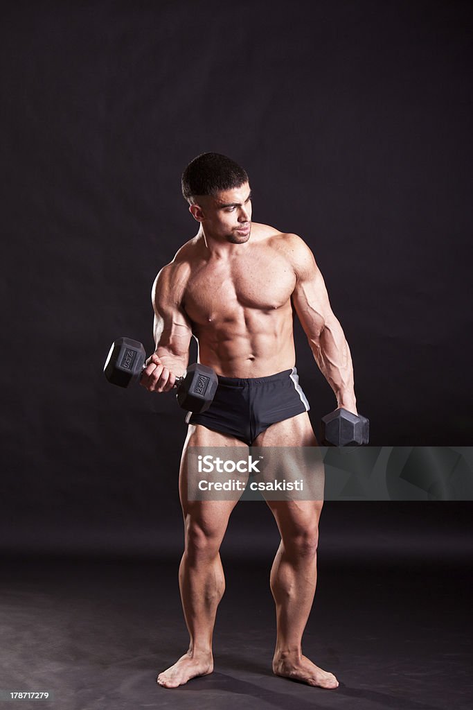 Giovane bodybuilder traininig - Foto stock royalty-free di A petto nudo