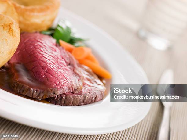 Asado A La Parte Superior De Carne De Vacuno Británica Con Pudín De Yorkshire Y Verduras Foto de stock y más banco de imágenes de Rosbif