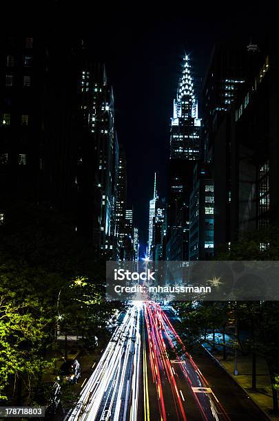 Budynek Chryslera 42nd Street Lighttrails - zdjęcia stockowe i więcej obrazów Aleja - Aleja, Betonowy, Bez ludzi