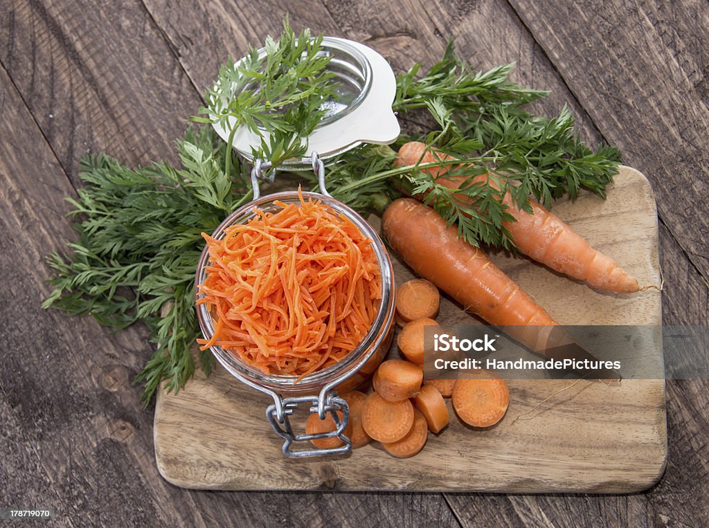 Schneidebrett mit Karotten-Salat - Lizenzfrei Fotografie Stock-Foto