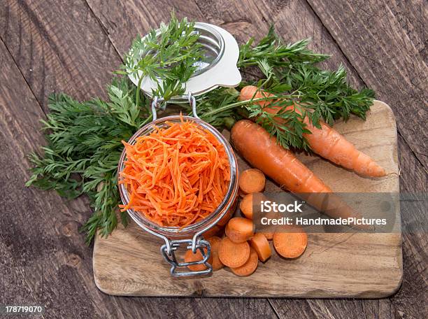 Schneidebrett Mit Karottensalat Stockfoto und mehr Bilder von Fotografie - Fotografie, Frische, Gemüse