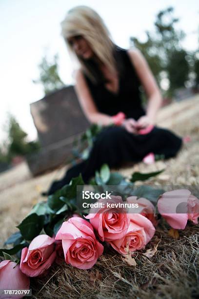 Rosas Caer En El Cementerio Foto de stock y más banco de imágenes de A la moda - A la moda, Adolescente, Adulto