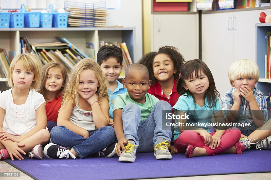 Gruppe von elementaren Schülern im Klassenzimmer - Lizenzfrei Kind Stock-Foto