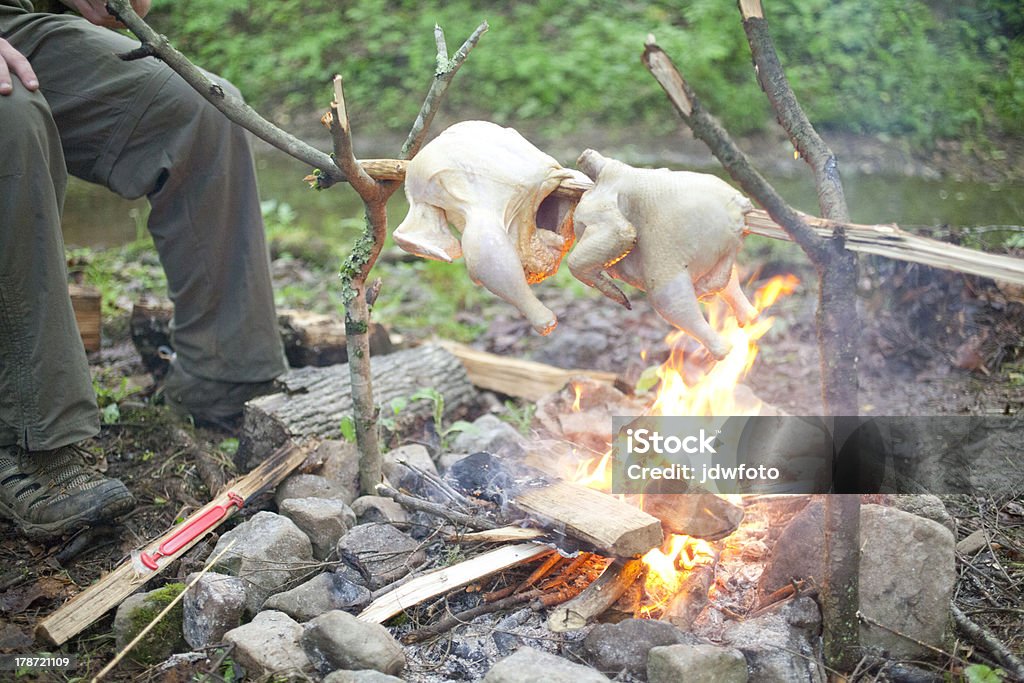 Cocinando antes de una hoguera de pollo - Foto de stock de Actividad libre de derechos