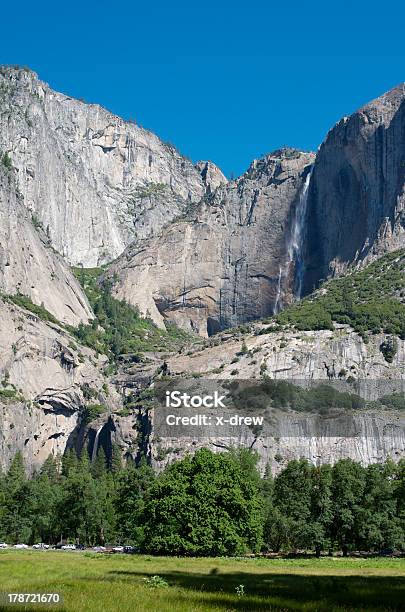Водопад В Йосемити — стоковые фотографии и другие картинки Без людей - Без людей, Вертикальный, Верхний Йосемитский водопад