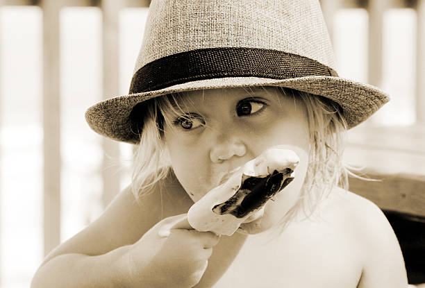 rapariga engraçada no chapéu - baby human eye blue toned image imagens e fotografias de stock