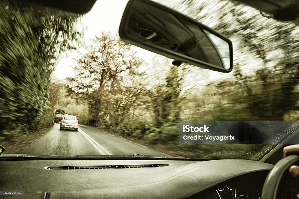 Mano del conducente sul volante dell'auto - Foto stock royalty-free di Guidare