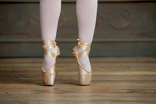 ballerine debout sur sur la pointe des pieds - dancing ballet one person en pointe photos et images de collection