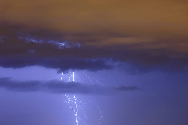 雷サージ - lightning storm natural disaster cloud ストックフォトと画像