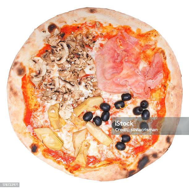Four Seasons Pizza Stockfoto und mehr Bilder von Artischocke - Artischocke, Fotografie, Freisteller – Neutraler Hintergrund
