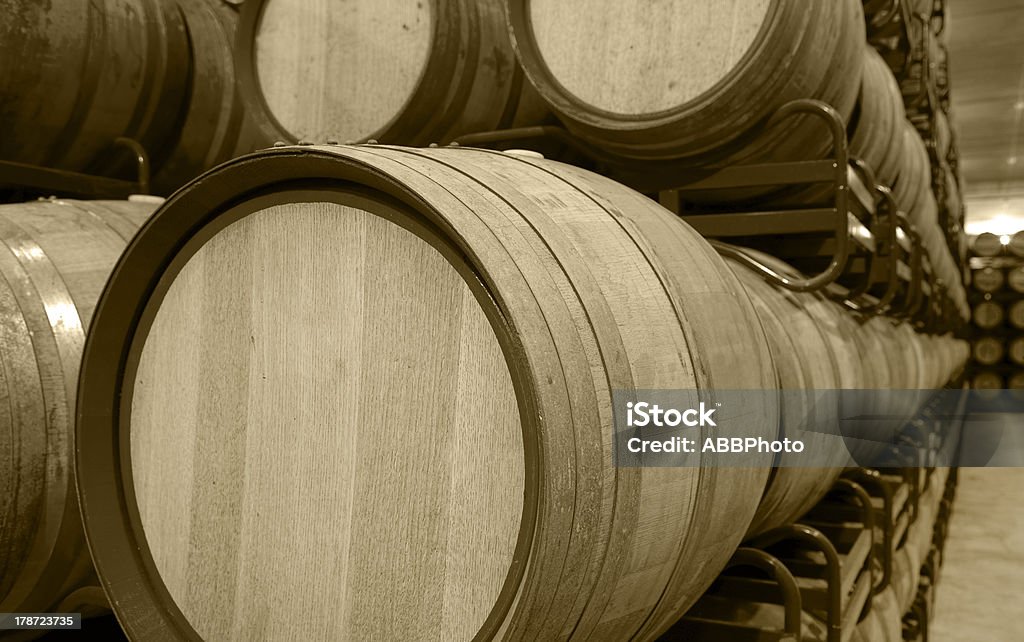 Вино баррелей в старения пог�реб - Стоковые фото Алкоголь - напиток роялти-фри