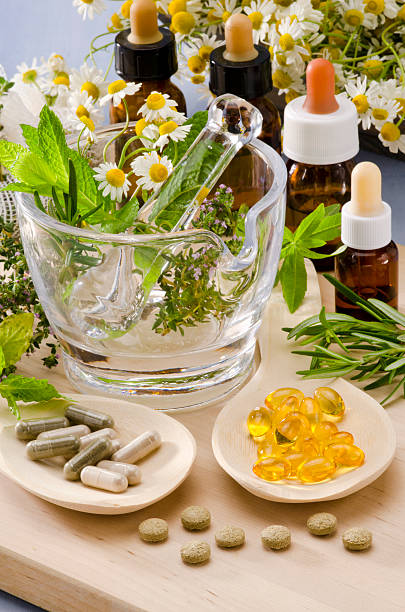 대체 의학. - alternative medicine mortar and pestle herbal medicine herb 뉴스 사진 이미지