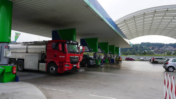 gasolinera omv en wroclaw, polonia - omv fotografías e imágenes de stock