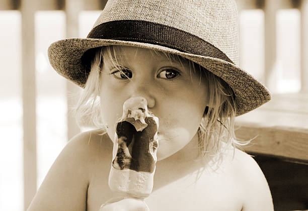 ragazza carina in cappello - baby human eye blue toned image foto e immagini stock