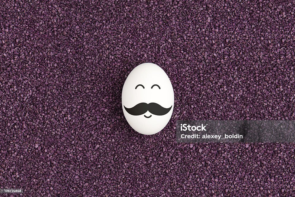 Un œuf, sur la purple sable. - Photo de A la mode libre de droits