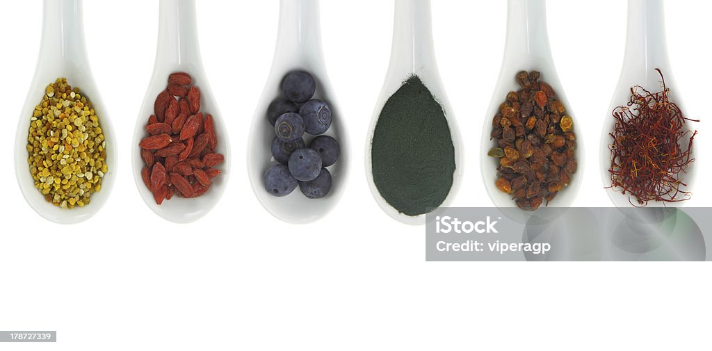 Superfoods in Porzellan Restaurant "spoons". Pollen, Gojibeeren, blueberrie - Lizenzfrei Alternative Medizin Stock-Foto