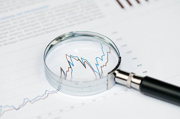 analisi aziendale - glasses stock market finance newspaper foto e immagini stock